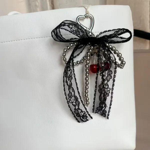Charm Decorativo para Bolsos con Encaje Negro y Cereza